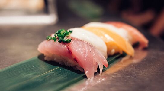 Hidangan ikan segar adalah gudang protein dan asam lemak dalam makanan Jepang