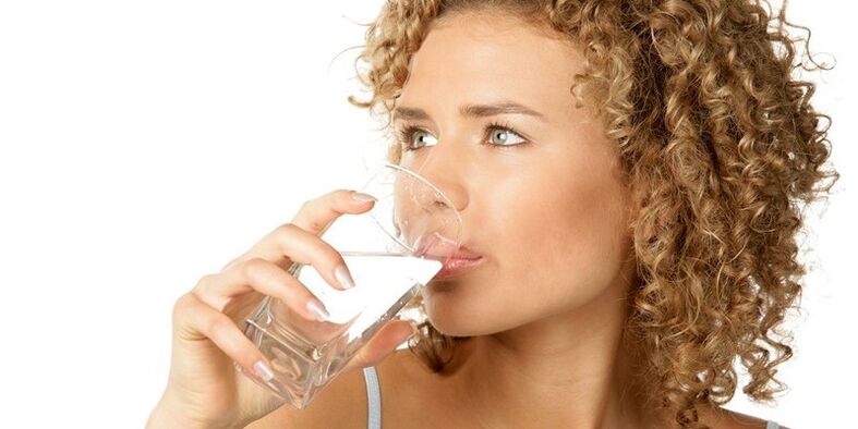Pada diet minum, Anda harus mengonsumsi 1, 5 liter air murni, selain cairan lainnya