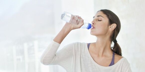 Untuk menurunkan berat badan dengan cepat, Anda perlu minum setidaknya 2 liter air setiap hari. 