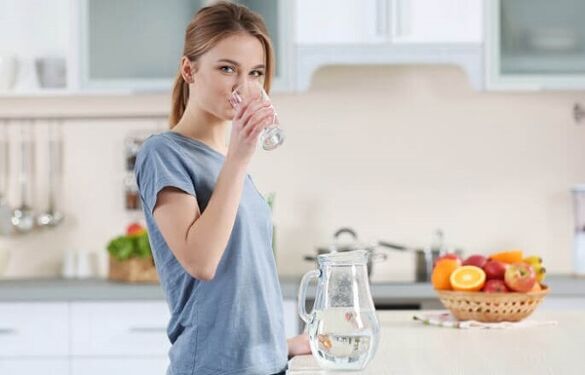 Minum air putih sebelum makan untuk menurunkan berat badan saat diet malas