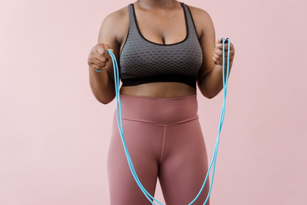 Lompat tali merupakan salah satu latihan kardio yang memungkinkan Anda menurunkan berat badan di area perut