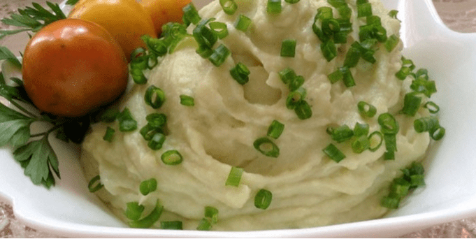 Puree terbuat dari kubis berwarna dengan tomat